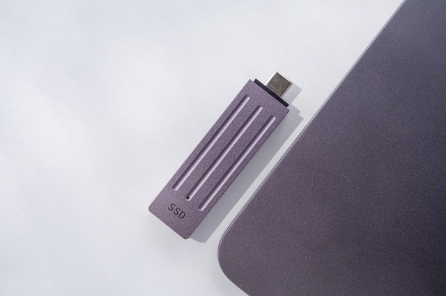 Trên tay Seagate Ultra Compact: SSD di động vừa bằng một chiếc USB, nhiều tiện ích đi kèm